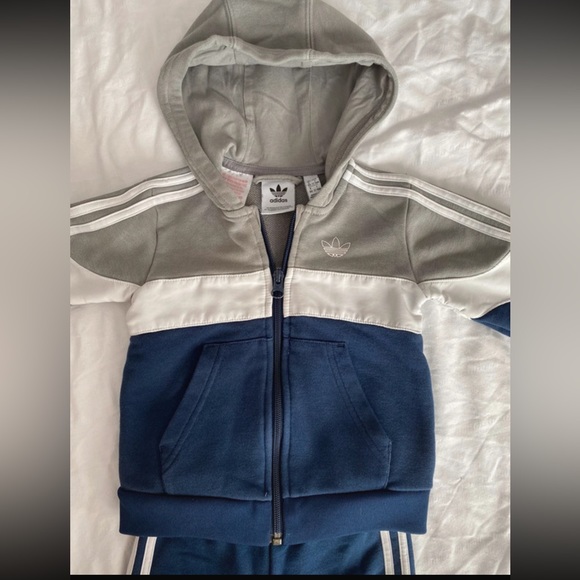 Adidas tracksuit 12-18m - Picture 2 of 10